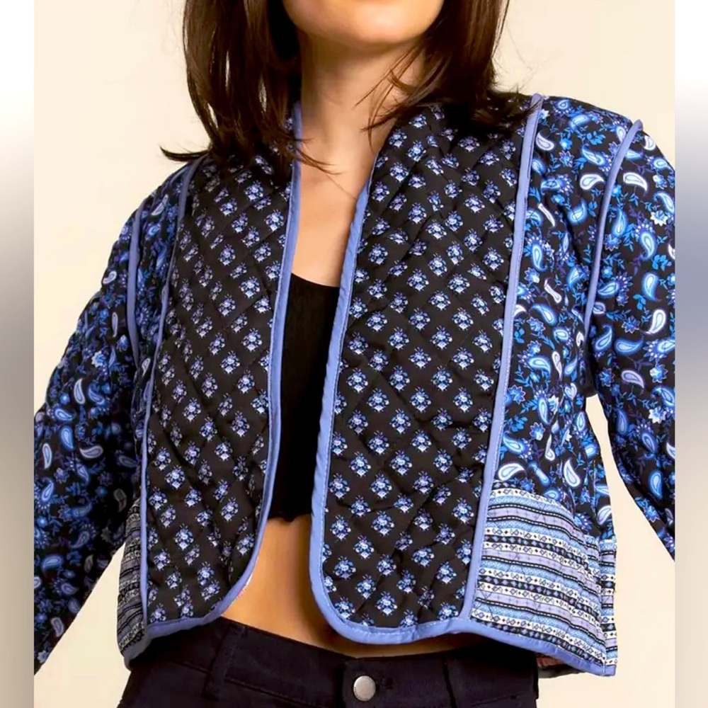 Cute boutique  blue paisley reversible puffy jacket: size M